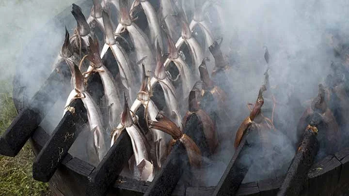 Heiß geräuchert gelingt der leckere Räucherfisch am schnellsten