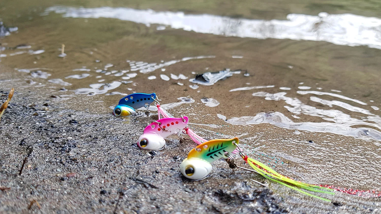 Kleine Microvibs oder Gummis am Cheburashka gehören zu den Standardködern bei dieser Angelei.
